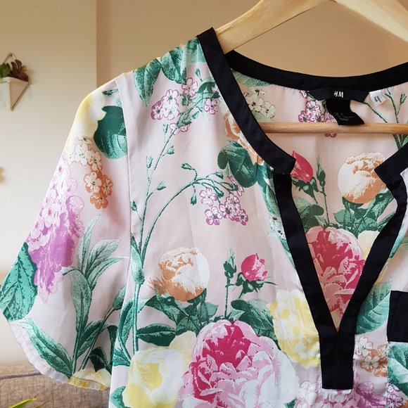 H&M Silky Floral Short Sleeve Blouse Size 6 - Picture 3 of 6